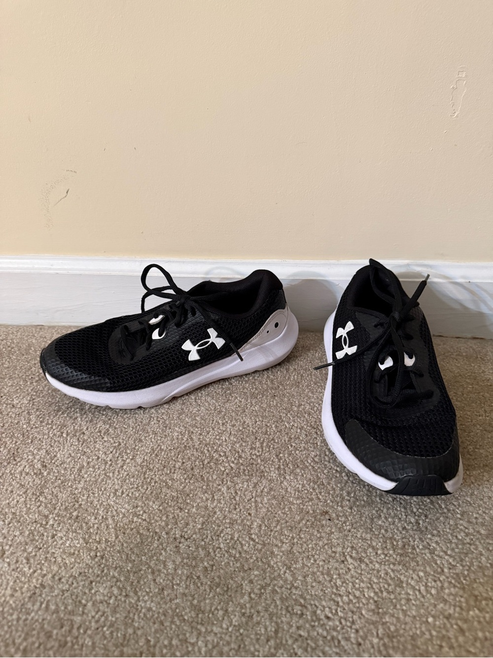 Under Armour Surge 3 Womens Black & White Athletic Sneakers